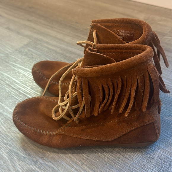 Minnetonka Little Girl’s Size 3 Shoes - Picture 2 of 7